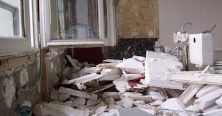 Демонтаж хрущевки в Якутске - удаление старых полов и стен по выгодной цене от 1796 рублей.